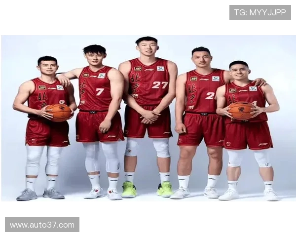 北京男篮携手兄弟共征赛场无论主客场团结一心拼搏向前